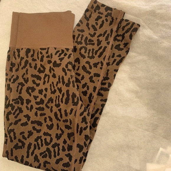 Betsy Johnson Performance Multi Leopard Print Leggings - Picture 8 of 8